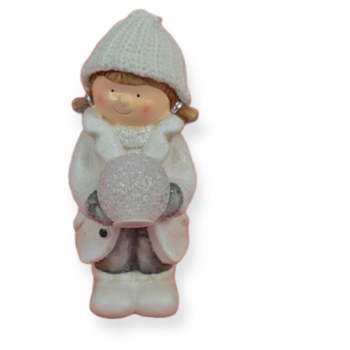 Bambina con Cappello di Lana e Palla di Neve Bianca